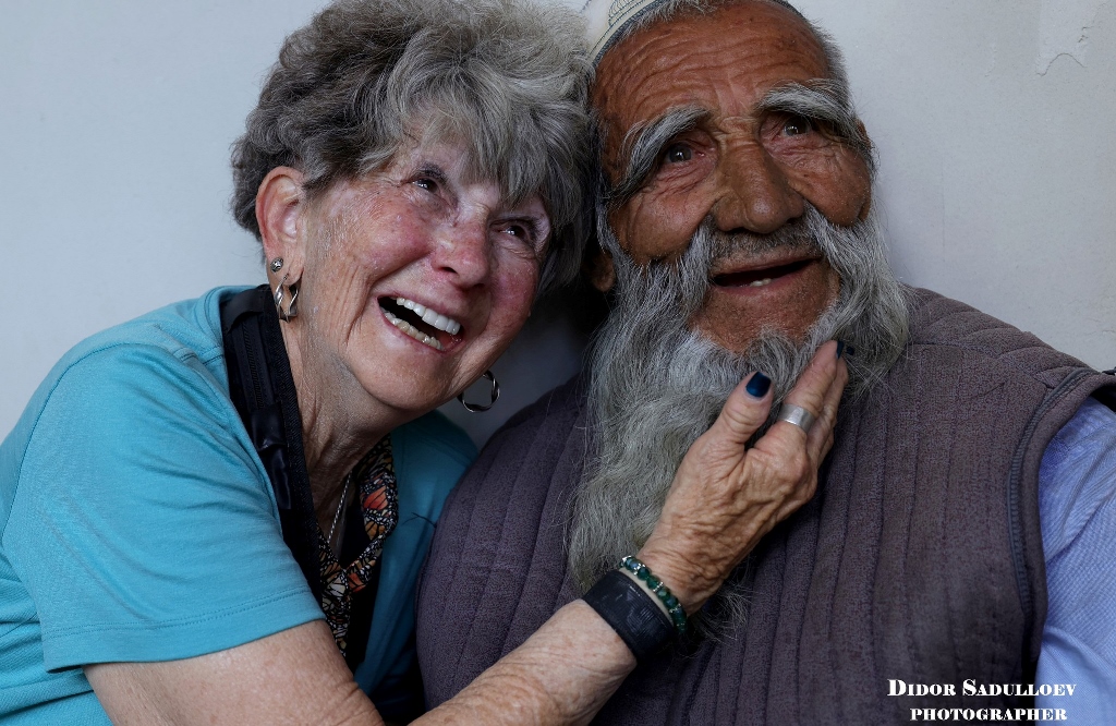 Заттары бар жалаңаш қыздар